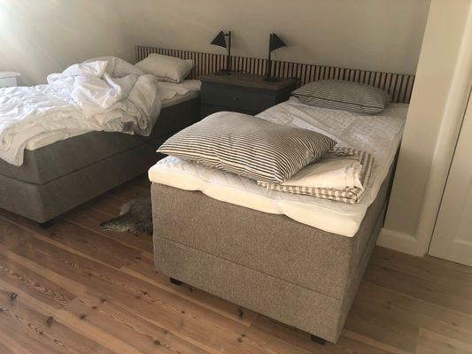 Sovrum övervåning med 2 enkelsängar