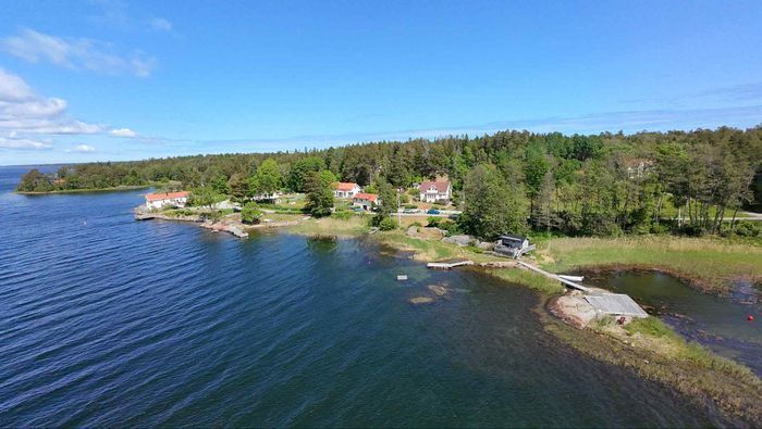 Lägenhet med privat strand och brygga