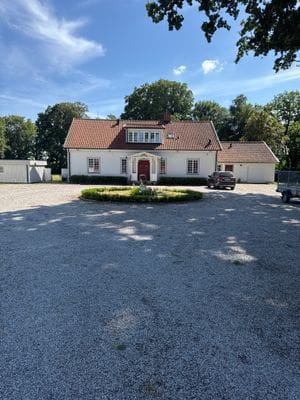 Hyr denna stuga i  på 300 m². 8-10 sängplatser. 18 000 - 20 000 kr per vecka. Se bilder och tillgänglighet här.