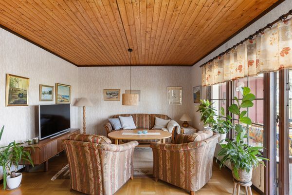 Hyr denna stuga i Bergkvara på 147 m². 8 sängplatser. 8 500 - 9 500 kr per vecka. Se bilder och tillgänglighet här.