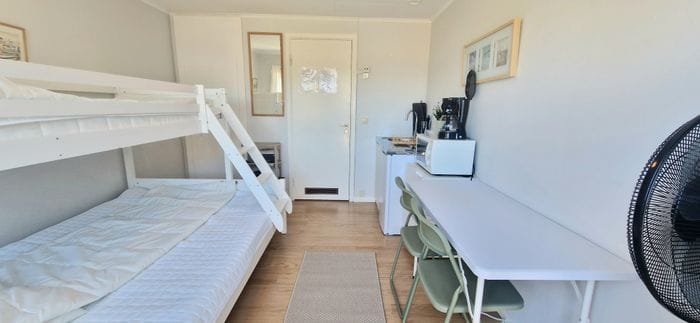 Hyr denna stuga i Böda på 13 m². 2 sängplatser. 9 000 - 9 800 kr per vecka. Se bilder och tillgänglighet här.