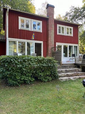 Hyr denna stuga i Lursjön på 70 m². 5 sängplatser. 7 000 - 8 000 kr per vecka. Se bilder och tillgänglighet här.