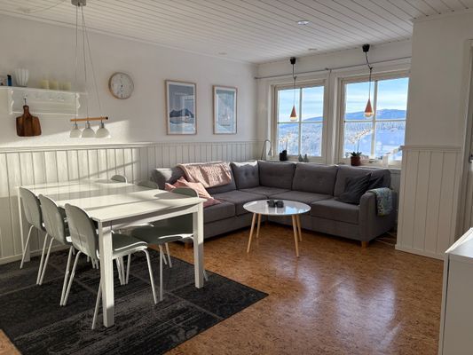 Hyr denna stuga i Tärnaby på 52 m². 6-8 sängplatser. 4 800 - 5 400 kr per vecka. Se bilder och tillgänglighet här.