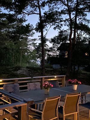 Hyr denna stuga i Stockholm på 56 m². 4-6 sängplatser. 12 000 - 15 000 kr per vecka. Se bilder och tillgänglighet här.