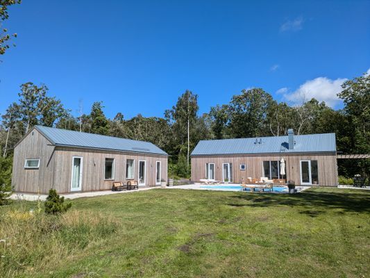 Exklusivt på södra Gotland – Två hus med pool