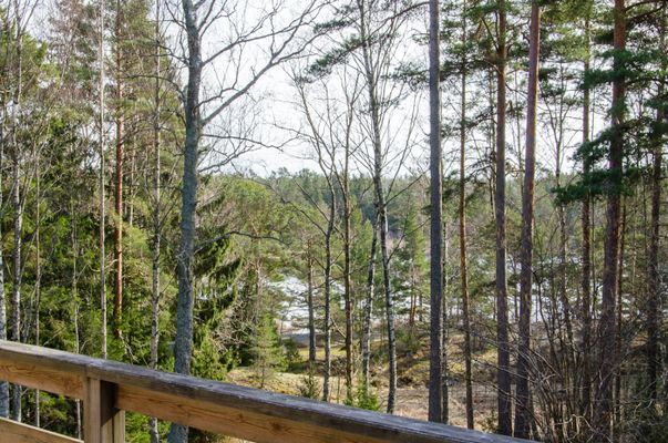 Fint enskilt beläget hus på Möja med sjöglimt - Bild 9