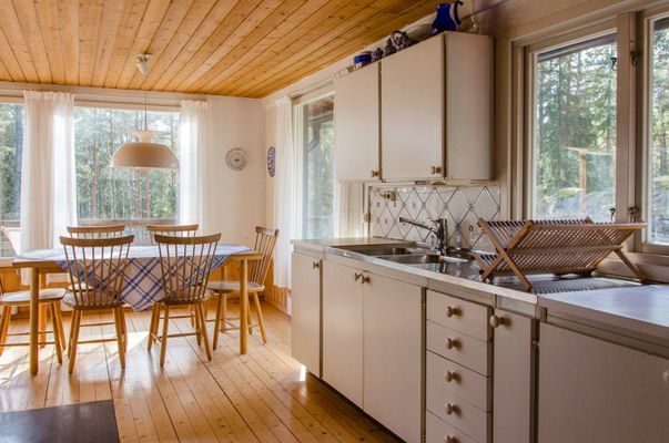 Fint enskilt beläget hus på Möja med sjöglimt - Bild 14