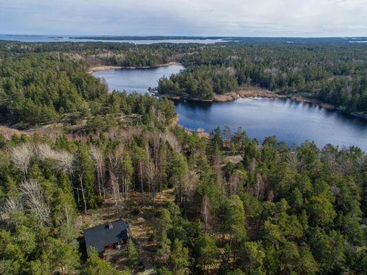 Fint enskilt beläget hus på Möja med sjöglimt - Bild 21