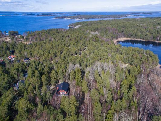 Bild 3 på Fint enskilt beläget hus på Möja med sjöglimt