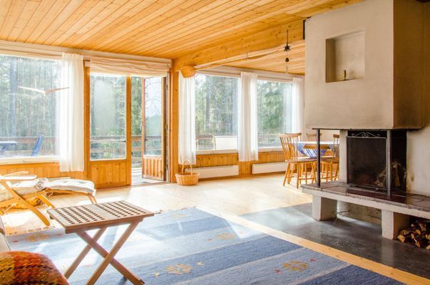 Hyr denna stuga i Möja på 80 m². 6-8 sängplatser. 10 000 - 15 000 kr per vecka. Se bilder och tillgänglighet här.