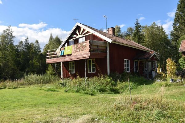 Hyr denna stuga i Hagfors på 129 m². 5-7 sängplatser. 3 333 - 5 555 kr per vecka. Se bilder och tillgänglighet här.