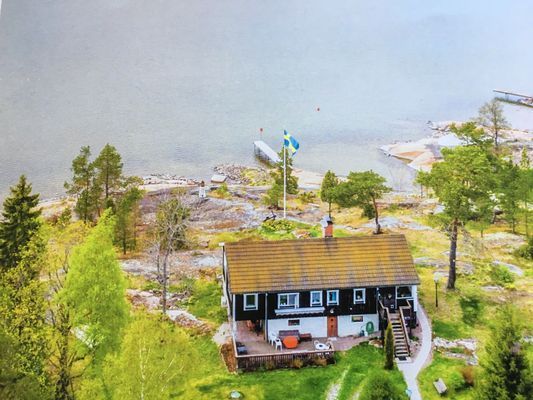 Hyr denna stuga i Öregrund på 87 m². 6 sängplatser. 13 000 - 16 000 kr per vecka. Se bilder och tillgänglighet här.
