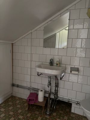 Toalett med dusch, övre våningen
