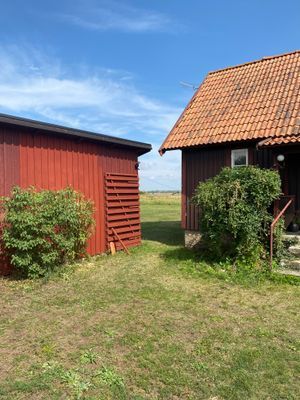 Hyr denna stuga i Öland på 50 m². 4-6 sängplatser. 7 000 - 8 500 kr per vecka. Se bilder och tillgänglighet här.