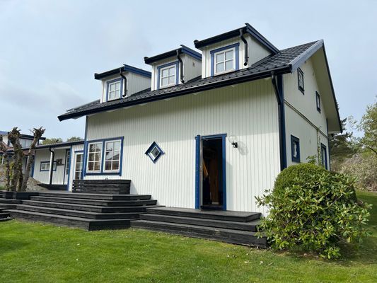 Hyr denna stuga i Strömstad på 420 m². 10-11 sängplatser. 15 000 - 50 000 kr per vecka. Se bilder och tillgänglighet här.