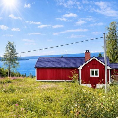 Hyr denna stuga i Åkersjön på 95 m². 5-8 sängplatser. Från 1 300 kr per dag. Se bilder och tillgänglighet här.