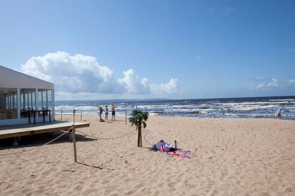 Stranden med sommarrestaurangen Chillout