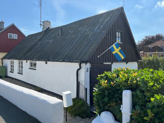Hyr denna stuga i Borrby på 60 m². 4-6 sängplatser. 5 200 - 8 900 kr per vecka. Se bilder och tillgänglighet här.