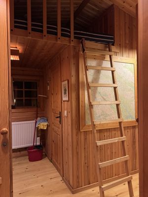 Passage, tvättstuga och stege till loftsäng för två ungdomar.