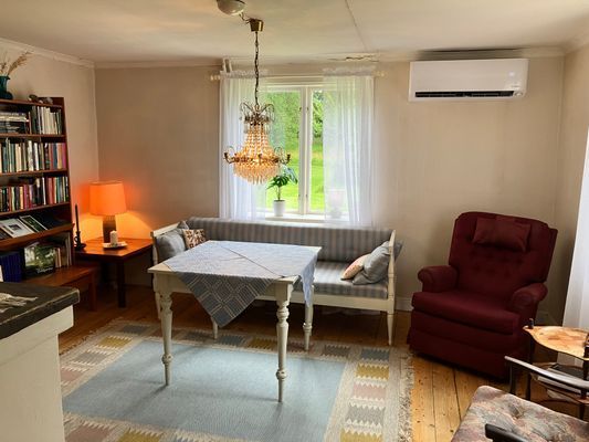 Stuga med egen badstrand, brygga och roddbåt. - Bild 7