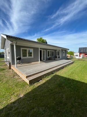 Hyr denna stuga i  på 100 m². 4-6 sängplatser. Från 15 000 kr per vecka. Se bilder och tillgänglighet här.