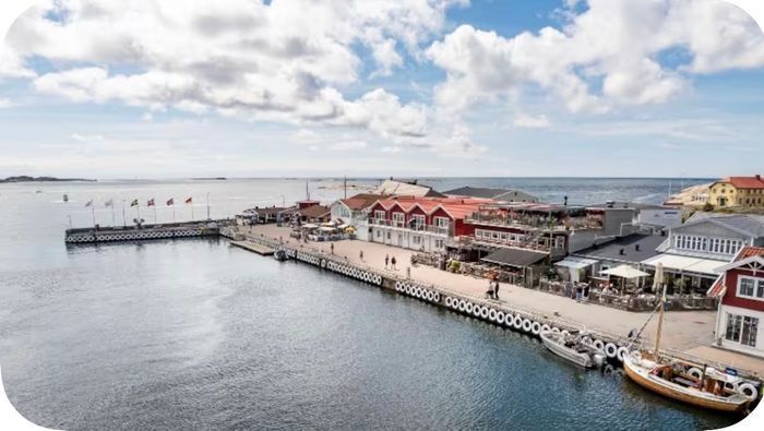 Klova hamn med mycket restauranger och butiker.