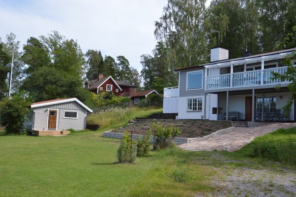 Hyr denna stuga i Värmdö på 140 m². 6-9 sängplatser. 22 500 - 28 500 kr per vecka. Se bilder och tillgänglighet här.