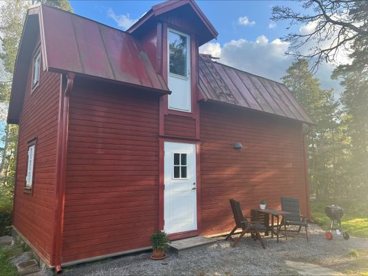 Hyr denna stuga i Vaxholm på 85 m². 4 sängplatser. Från 9 000 kr per vecka. Se bilder och tillgänglighet här.