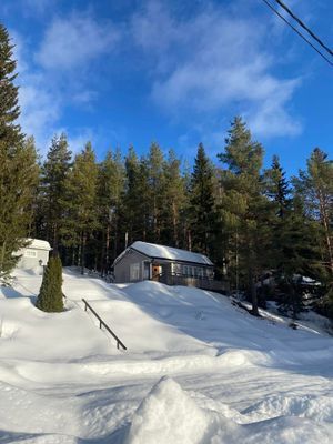 Charmig sommarstuga med altandäck och sjöutsikt - Bild 17