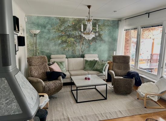 Hyr denna stuga i Visby på 200 m². 8-11 sängplatser. Från 16 000 kr per vecka. Se bilder och tillgänglighet här.