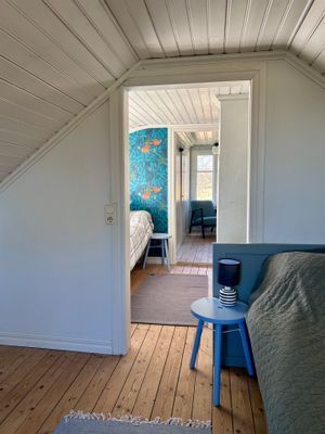 Sovrum övervåning, dubbelsäng till höger i bild.