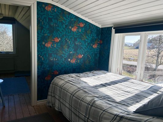 Sovrum övervåning. Utsikt mot kohage, havet och Tjörnbron.