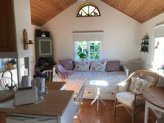 Hyr denna stuga i Köpingsvik på 24 m². 4 sängplatser. 5 900 - 7 900 kr per vecka. Se bilder och tillgänglighet här.