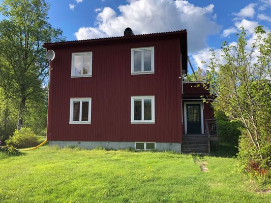 Hyr denna stuga i  på 100 m². 4 sängplatser. Pris ej tillgängligt. Se bilder och tillgänglighet här.
