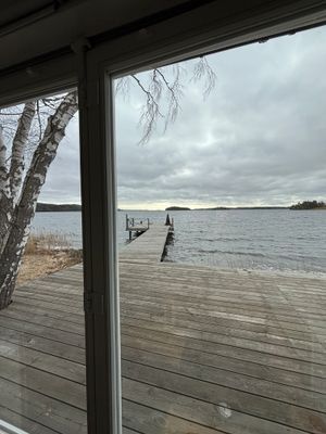Utsikt från sjöstugan med bastu