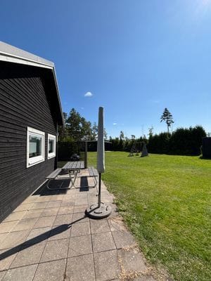 Hyr denna stuga i  på 62 m². 5 sängplatser. 7 000 - 9 000 kr per vecka. Se bilder och tillgänglighet här.