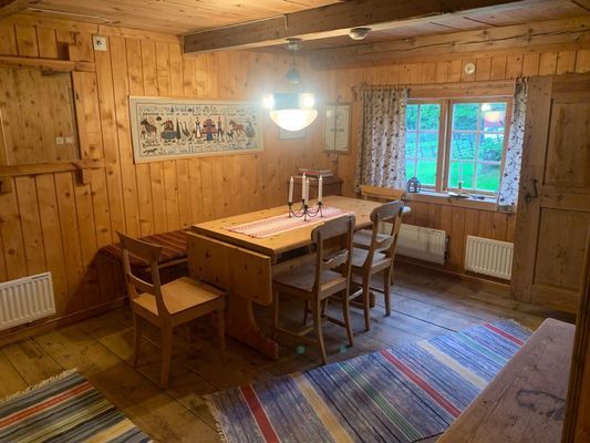 Hyr denna stuga i  på 45 m². 4 sängplatser. 3 000 - 5 000 kr per vecka. Se bilder och tillgänglighet här.