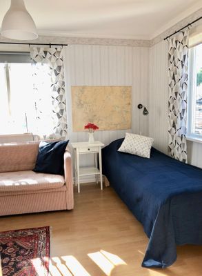 En säng och bädd i soffa