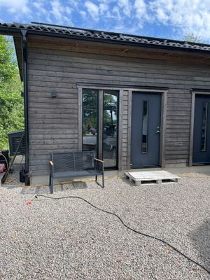 Stuga/rum på landet nära sjö och bad
