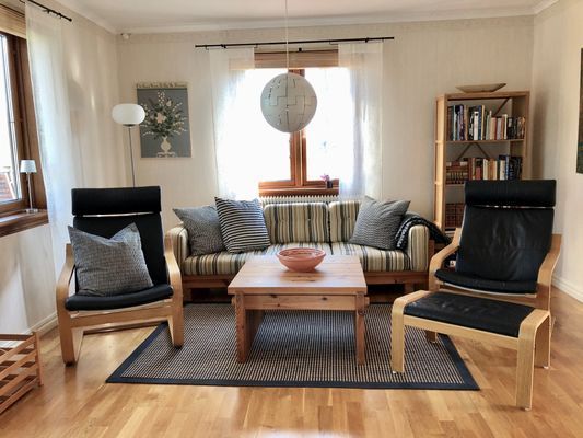 Vardagsrum med TV och DVD-spelare