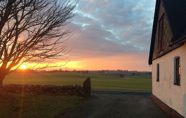 Kringbyggd korsvirkesgård nära havet - Bild 15