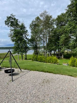 Stuga/rum på landet nära sjö och bad