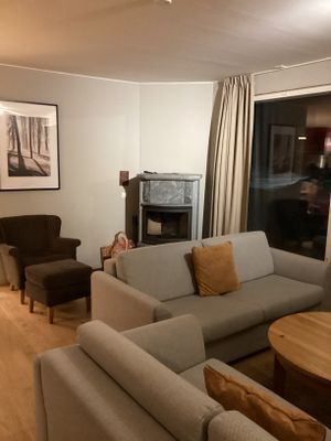 Hyr denna stuga i  på 90 m². 6 sängplatser. Från 13 000 kr per vecka. Se bilder och tillgänglighet här.