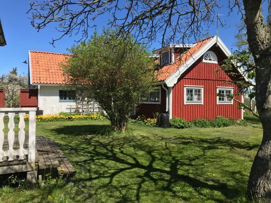 Hyr denna stuga i  på 50 m². 4-6 sängplatser. 5 000 - 7 000 kr per vecka. Se bilder och tillgänglighet här.