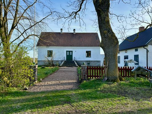 Hyr denna stuga i Gotland på 110 m². 8-11 sängplatser. 14 000 - 25 000 kr per vecka. Se bilder och tillgänglighet här.