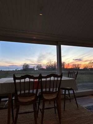 2 Mysiga Småstugor med Havsutsikt och Stor Tomt