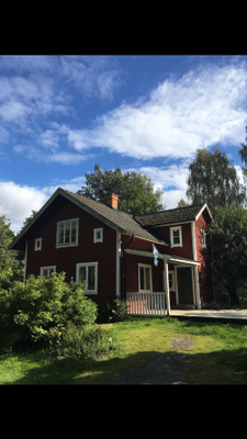 Hyr denna stuga i  på 70 m². 5-9 sängplatser. 12 000 - 15 000 kr per vecka. Se bilder och tillgänglighet här.