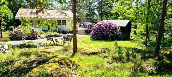 Charmig sommarstuga med härligt barnvänlig tomt - Bild 18
