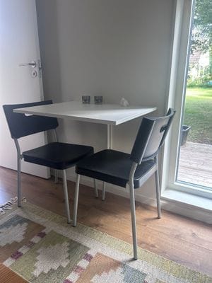 matbord uppfällt (finns 4 stolar)