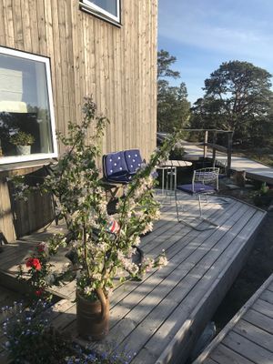 Hyr denna stuga i  på 68 m². 6 sängplatser. Från 4 500 kr per dag. Se bilder och tillgänglighet här.